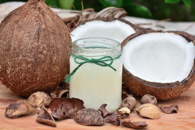 MCT oil is mainly extracted from coconut oil or palm kernel oil. MCT oil is mainly extracted from coconut oil or palm kernel oil.