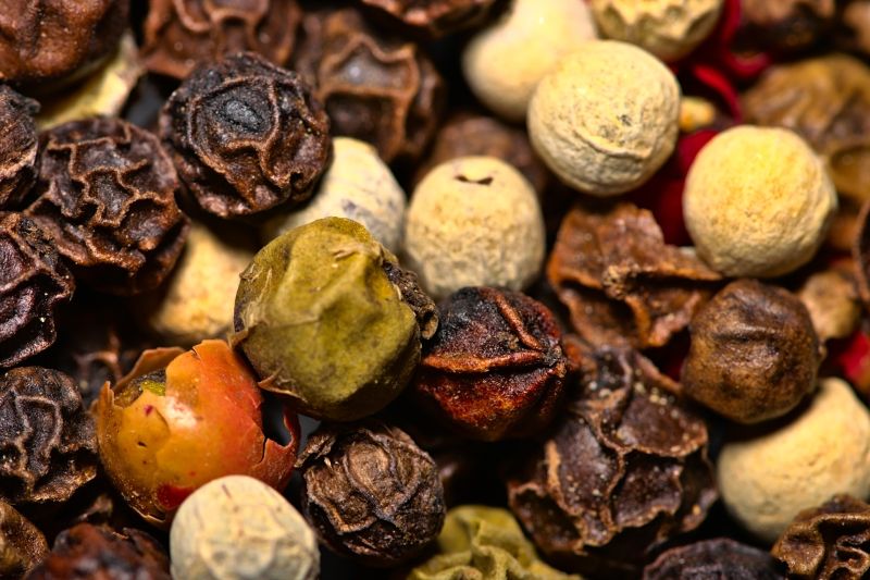 The natural piperine content of black pepper is between 5-10%. The natural piperine content of black pepper is between 5-10%.